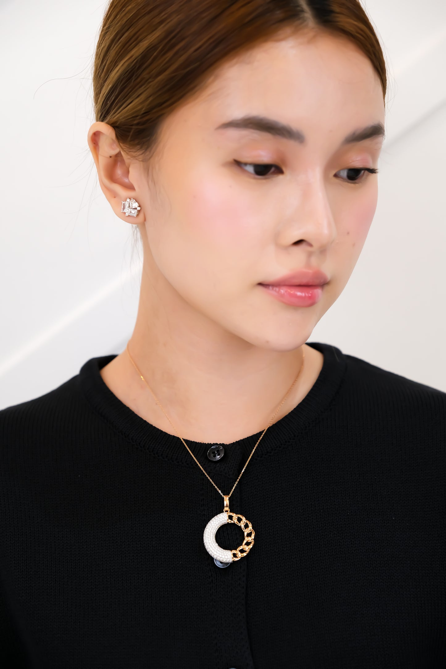 Round Diamond Pendant w/ Chain