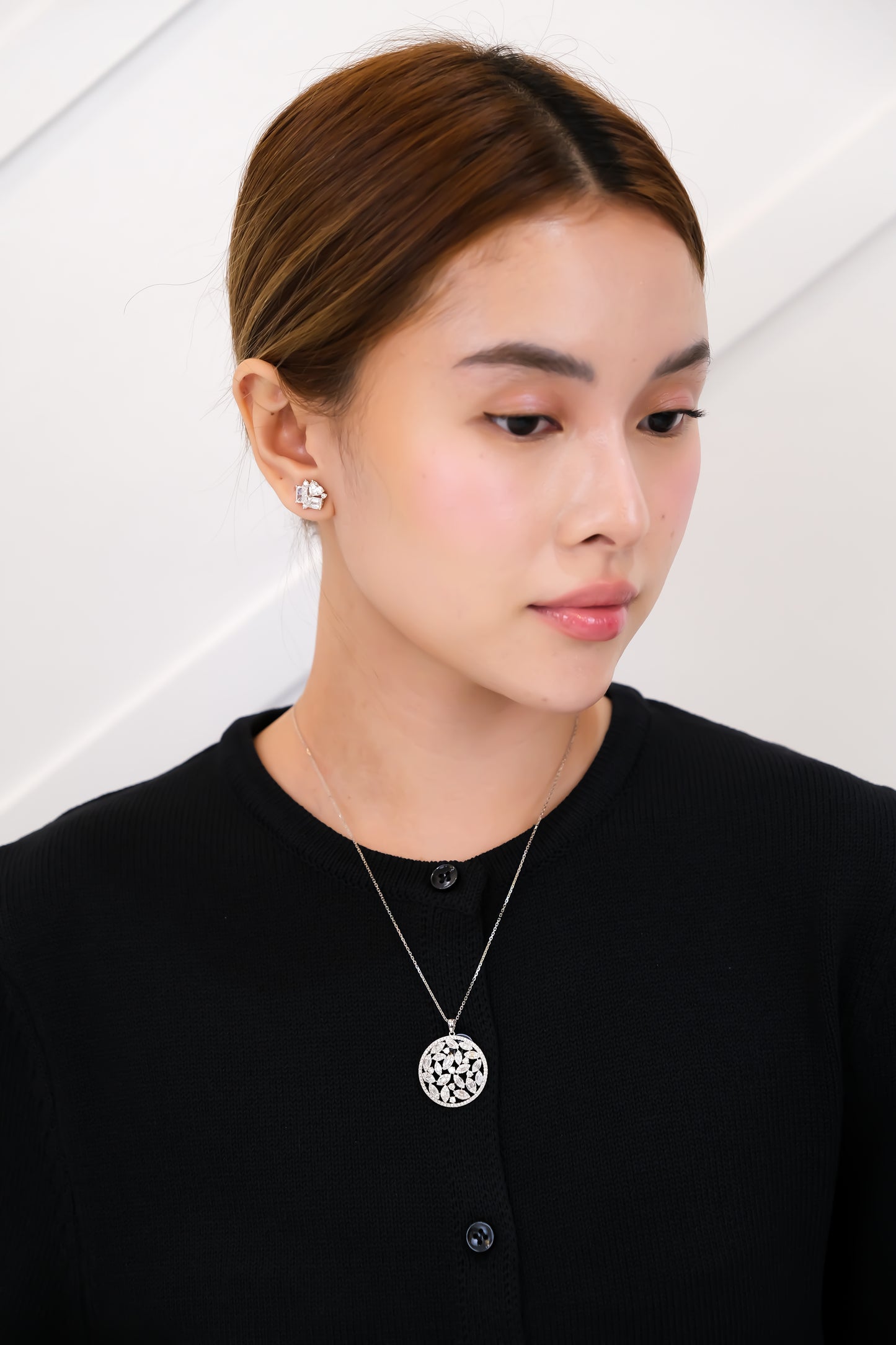 Round Diamond Pendant w/ Chain